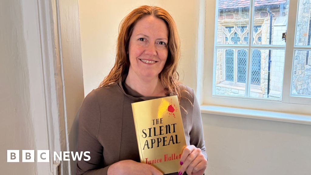 York kitab mağazasının sahibi Janice Hallett romanının qəhrəmanına çevrilir