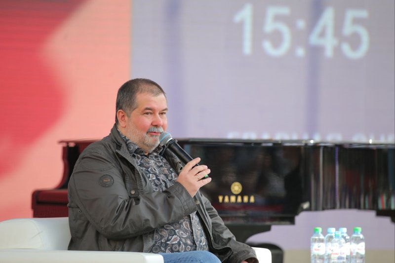 «Без жестких рамок»: Лукьяненко объяснил, каким должен быть «золотой стандарт» литературы для детей