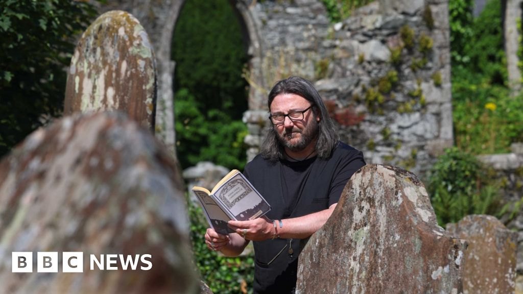 Wigtown kitab satıcısı Galloway qəbiristanlıqlarında ilham tapır